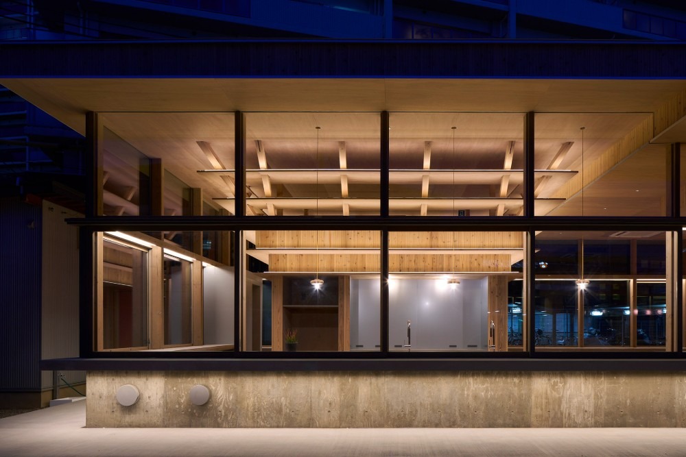 Ночной фасад с панорамным остеклением Umedacho Community Centre