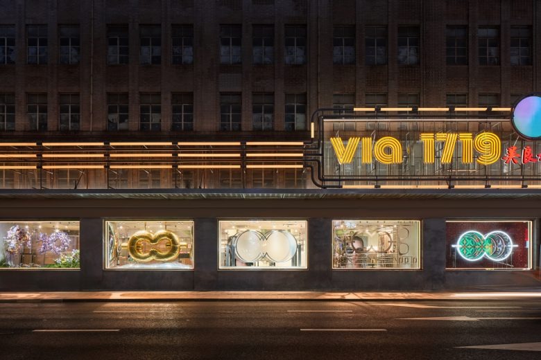 Ночной фасад с витринами и неоновой вывеской via·1719 Wu Liangcai New Vision Field
