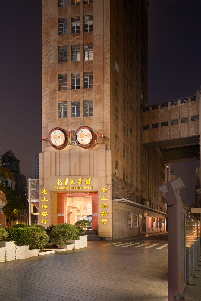 Ночной фасад здания с вывеской и входом via·1719 Wu Liangcai New Vision Field