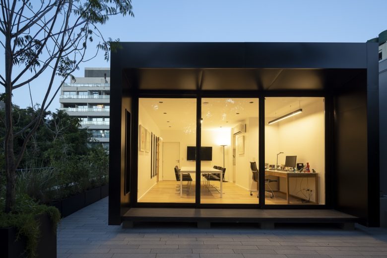 Ночной вид фасада ROOM