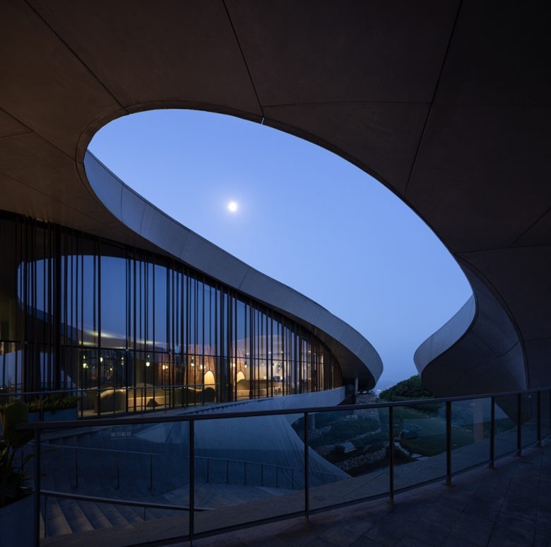 Ночной вид террасы с овальным проемом Longquan Mountain Observatory BUZZ