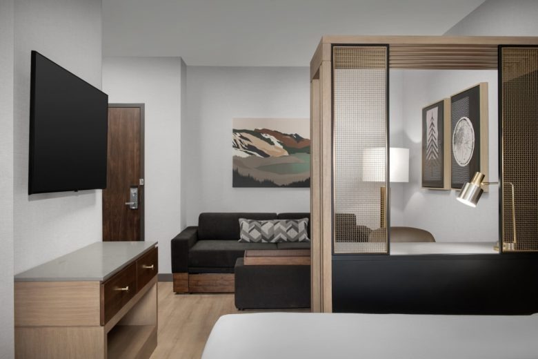 Номер вид на диван и перегородку Springhill Suites Hotel Ponderay