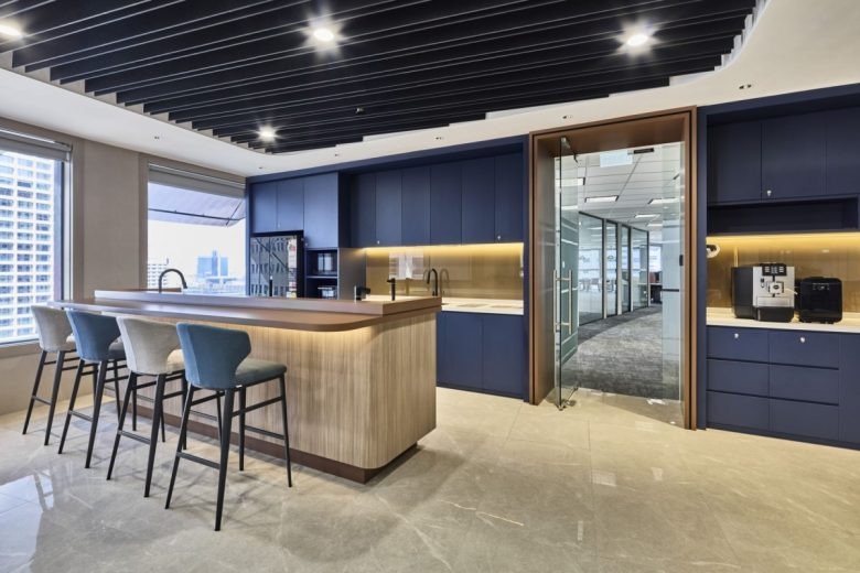 Обеденная зона кухни Confidential Global Insurance Company Offices