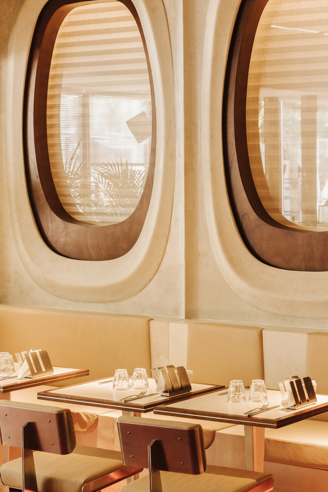 Обеденная зона ресторана PNY Grenoble с арочными нишами