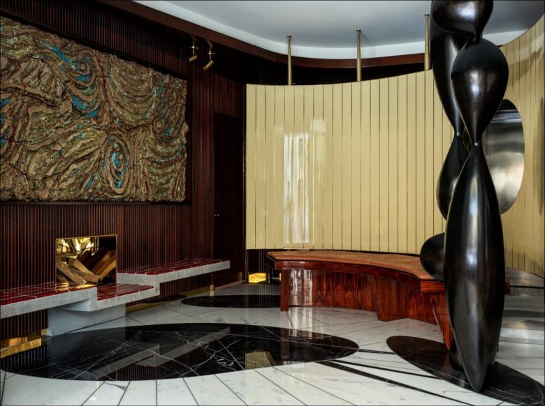 Обеденная зона с зеркалами The Manner hotel