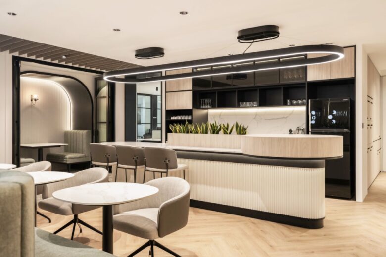 Обеденная зона со столами и стульями LVMH SSEA Offices