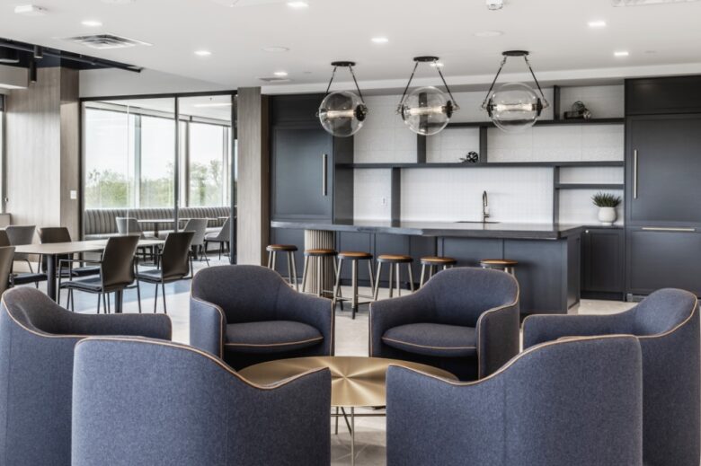 Обеденная зона со столиками и креслами Old National Bank Offices