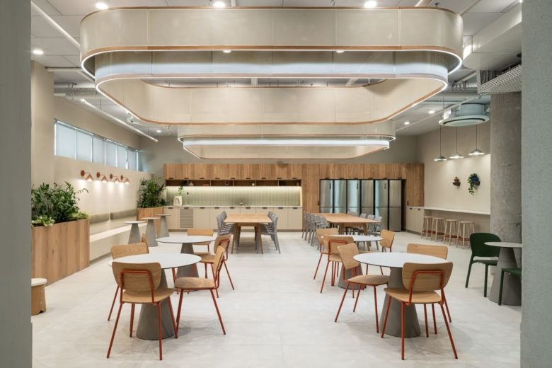 Общая кухня и столовая зона One Zero Offices