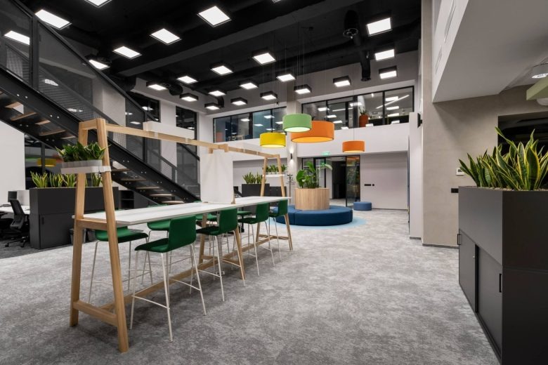 Общая рабочая зона с длинным столом DSK office