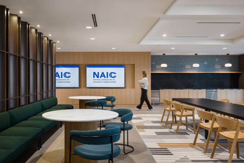 Общая зона офиса NAIC с мягкой мебелью