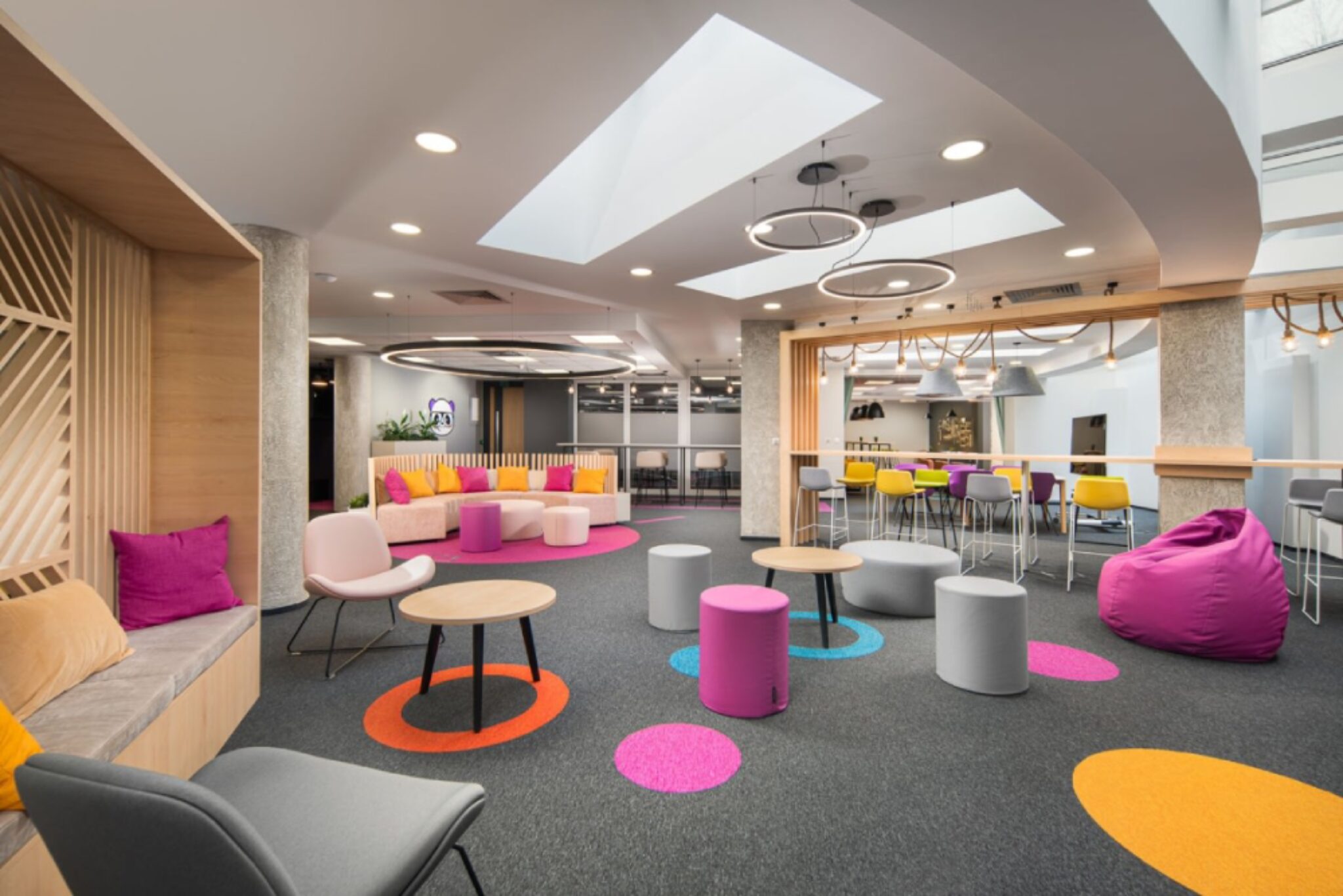 Общая зона офиса с мягкими диванами Ascent office