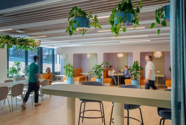 Общая зона отдыха с растениями и столами Ørsted office