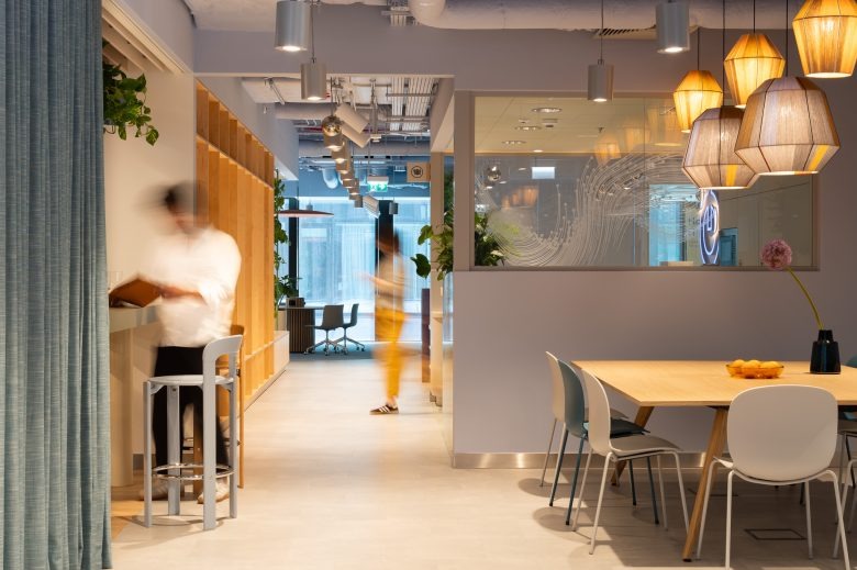 Общая зона с обеденным столом и подвесными светильниками Ørsted office