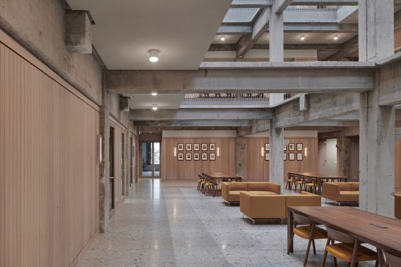 Общественное пространство с бетонными колоннами и зонами отдыха Den Helder City Hall