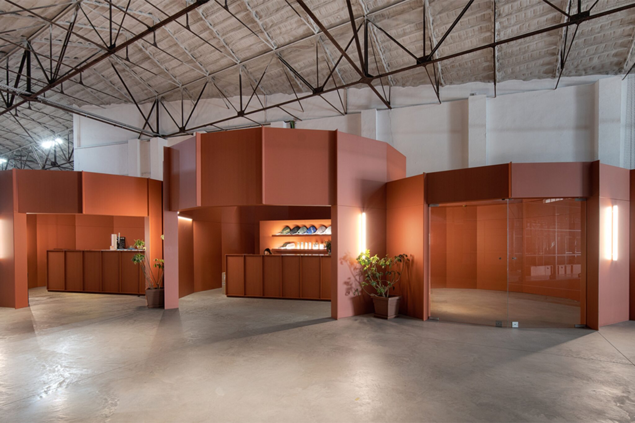 Общий интерьер с ресепшеном и стеклянной переговорной Padel