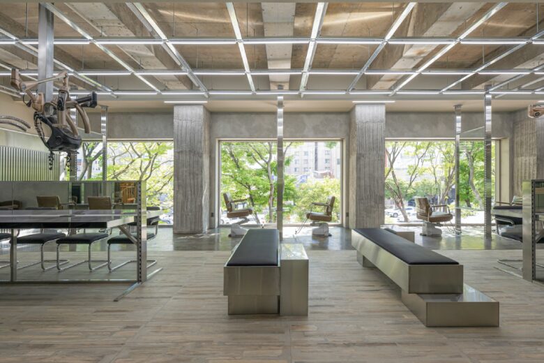 Общий интерьер салона с панорамными окнами Chaoreum Hair Salon