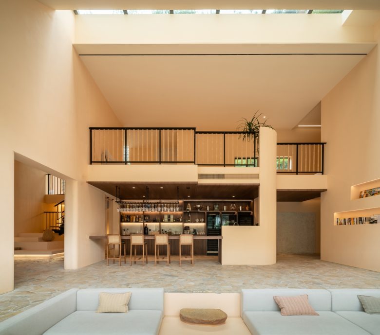 Общий вид лаунч-зоны с барной зоной Sounder Inn