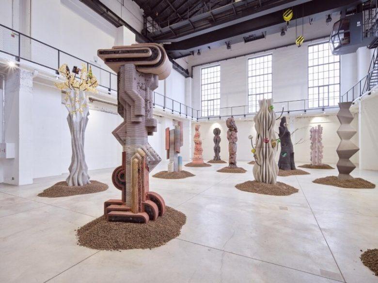 Общий вид инсталляции со скульптурами The Virtues and Vices of Our Time installation