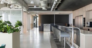 Общий вид офисной кухни и барной зоны Cato Networks Offices