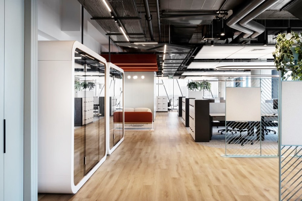 Общий вид открытого офиса с рабочими зонами Hewlett Packard Enterprise offices