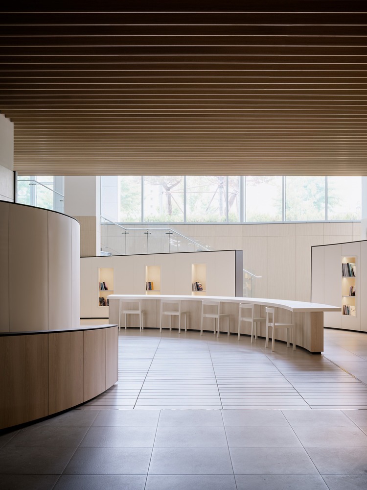 Общий вид пространства с длинным столом KEPCO Community Lounge