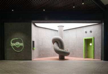 Общий вид пространства с инсталляцией и входом Donut of Curiosity store