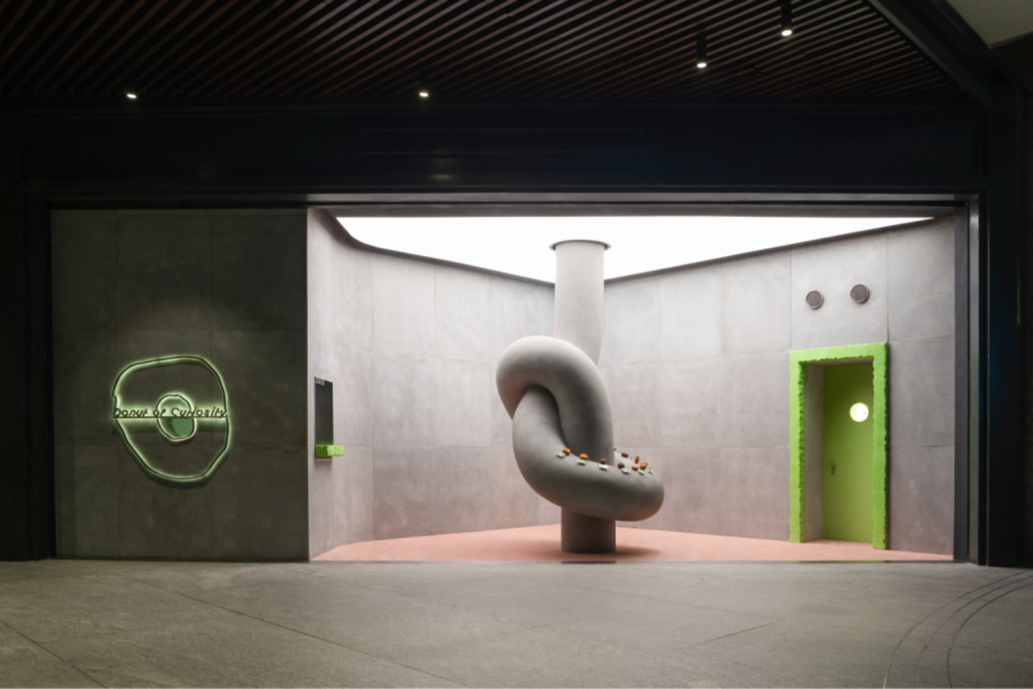 Общий вид пространства с инсталляцией и входом Donut of Curiosity store