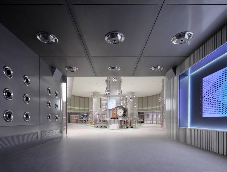 Общий вид пространства с центральной установкой via·1719 Wu Liangcai New Vision Field