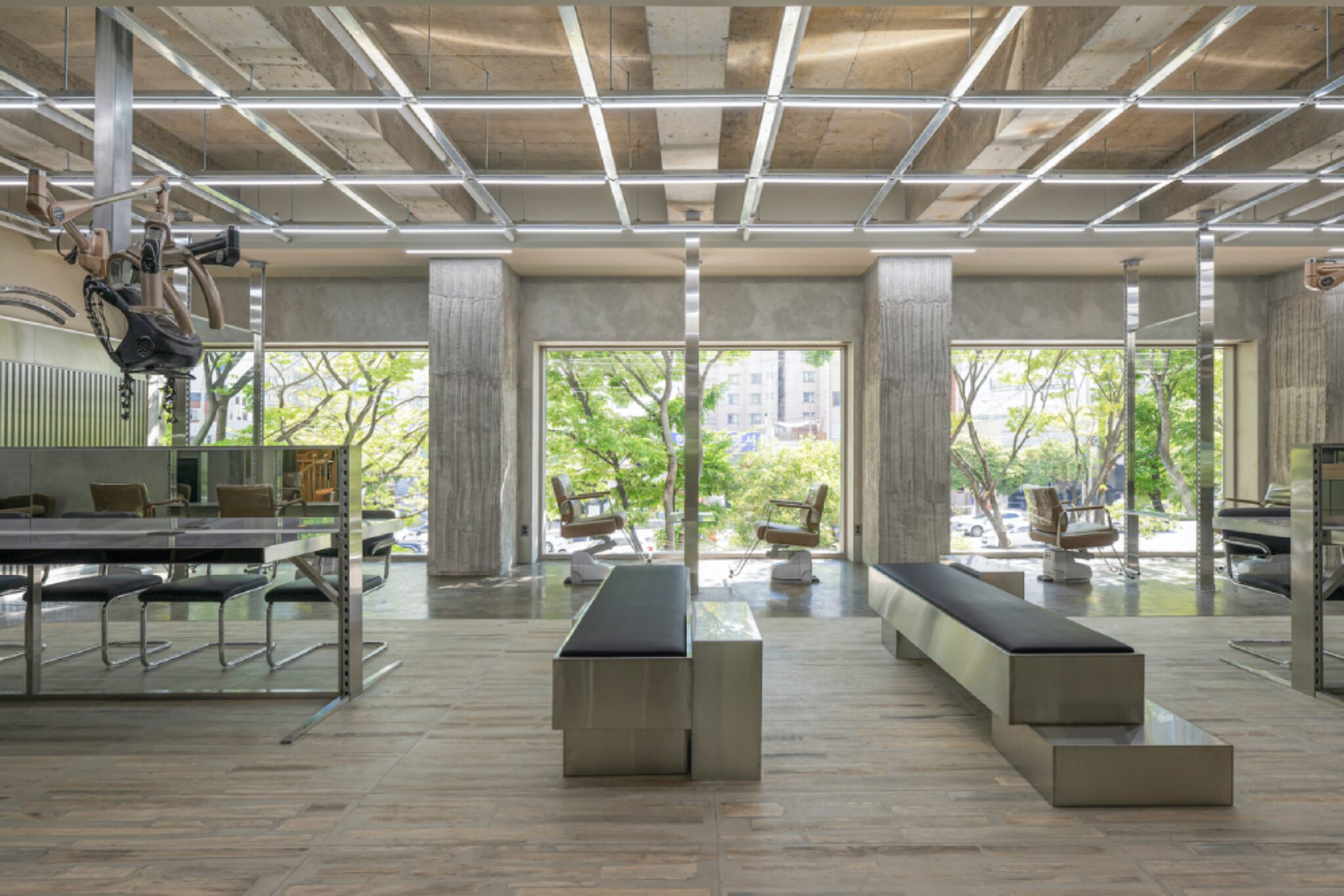 Общий вид пространства салона с сетчатым потолком Chaoreum Hair Salon