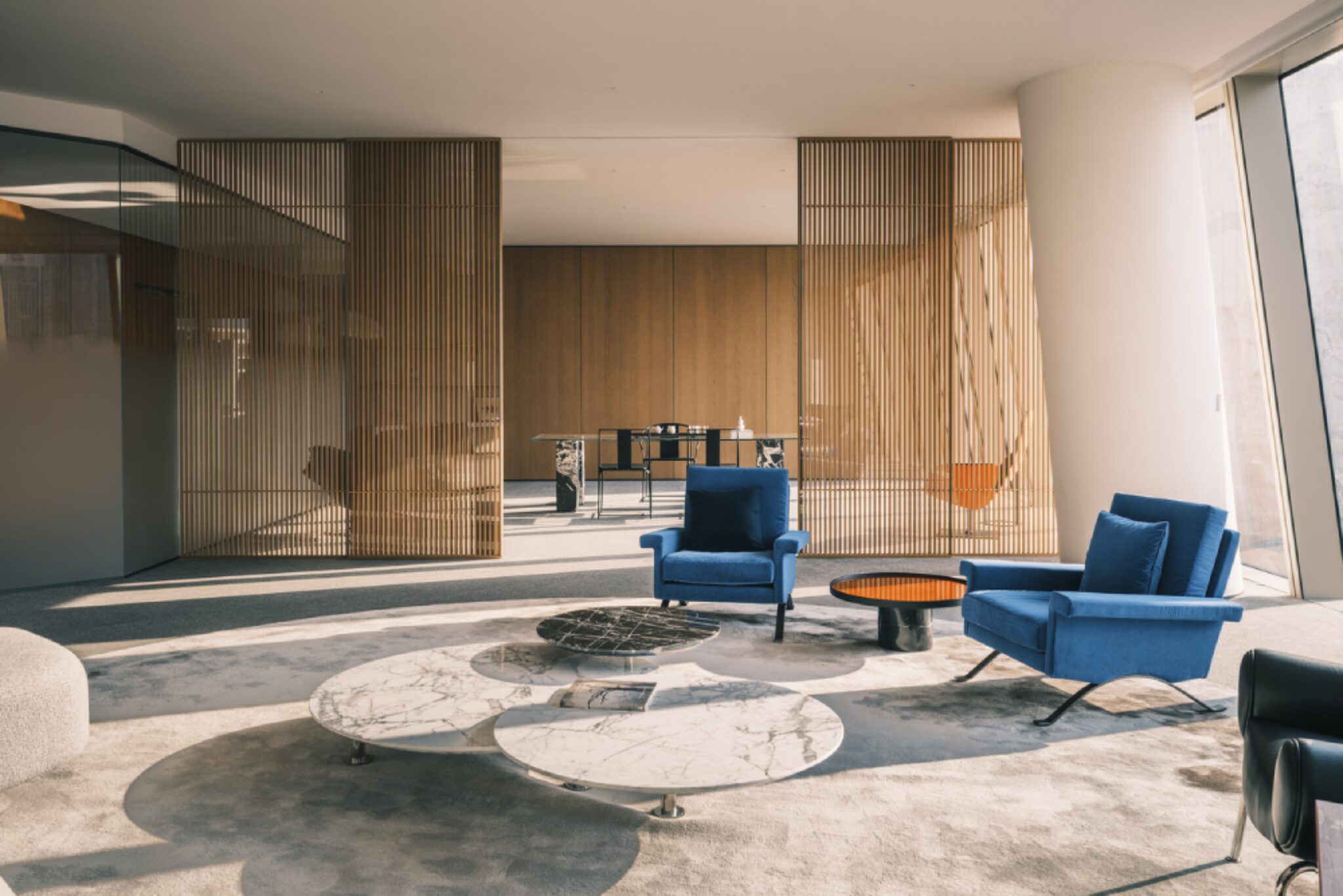 Общий вид современного офисного пространства с дизайнерской мебелью Wangchao Center Office