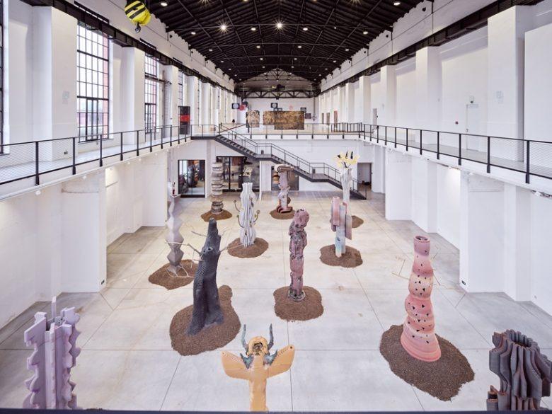 Общий вид выставочного зала с инсталляцией The Virtues and Vices of Our Time installation