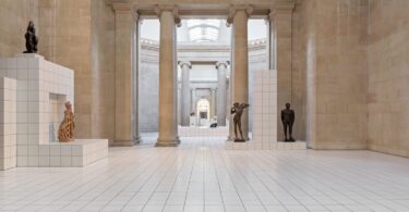 Общий вид выставочного зала с инсталляциями и скульптурами Tate Britain Exhibition