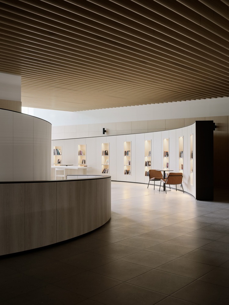 Общий вид зала с потолком рейками KEPCO Community Lounge