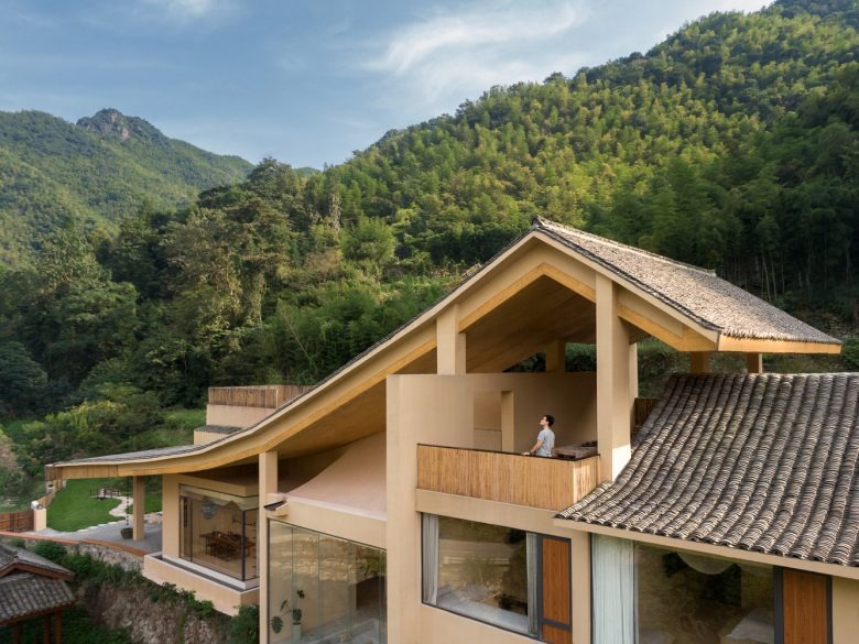 Общий вид здания на фоне горного склона Sounder Inn