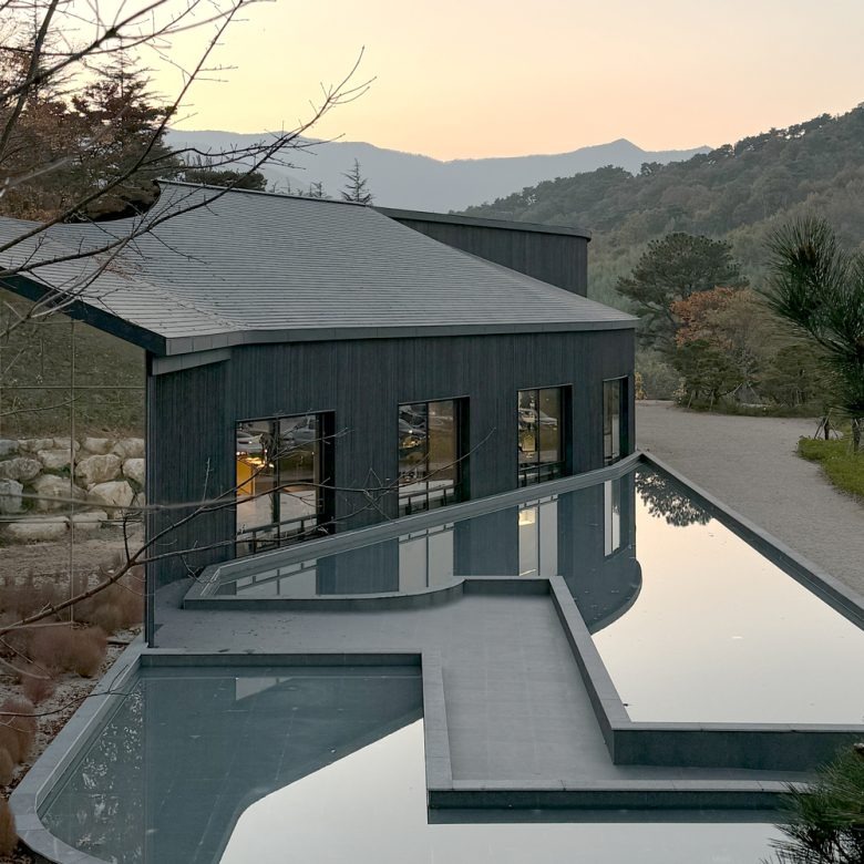 Общий вид здания с отражающим бассейном Tan Mok Won