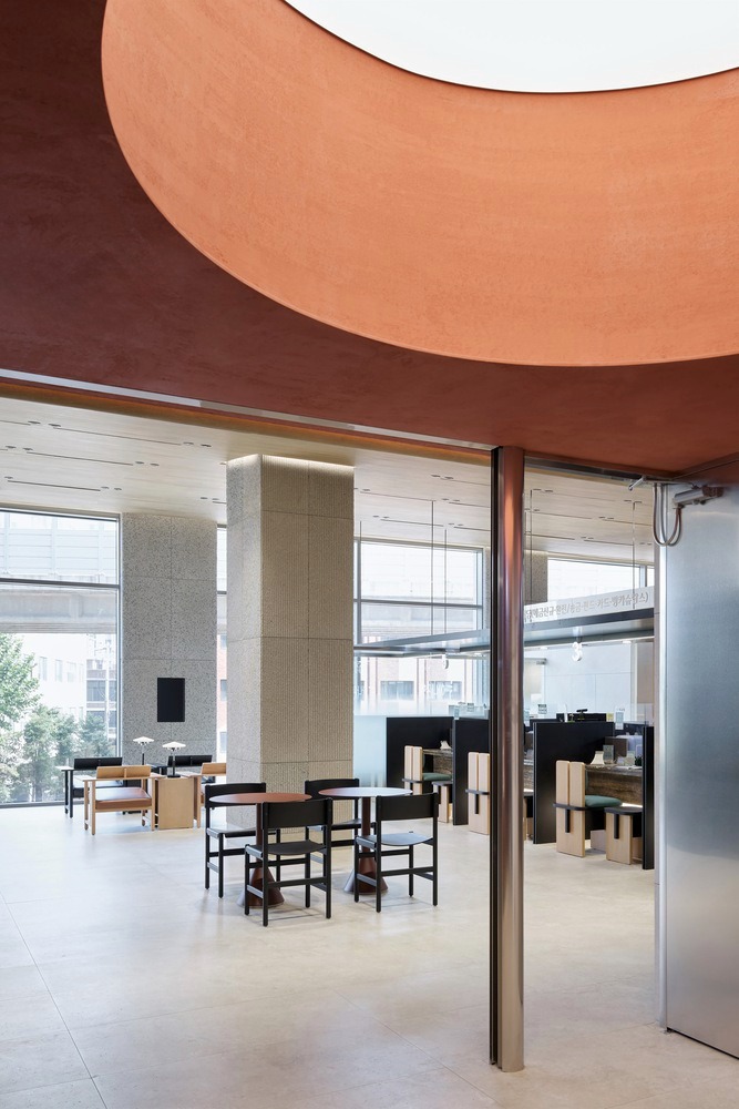 Общий зал с круговым световым элементом Hana Bank