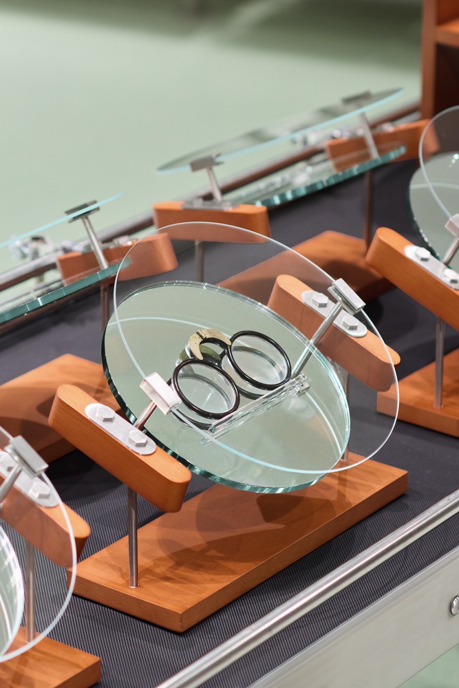 Очки на витрине с держателями via·1719 Wu Liangcai New Vision Field