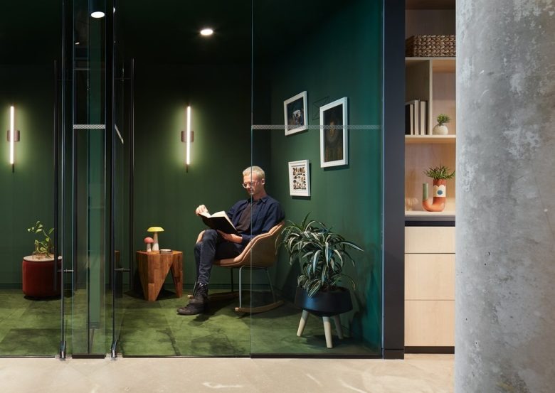 Одноместные рабочие кабины со стеклянными дверями Kimball International Showroom