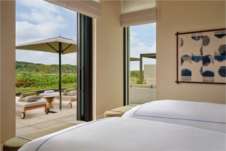 Односпальные кровати в номере Rosewood Miyakojima hotel