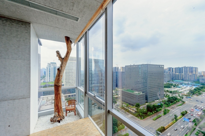 Офис дизайн-студии ARCHETYPE: место для отдыха на балконе