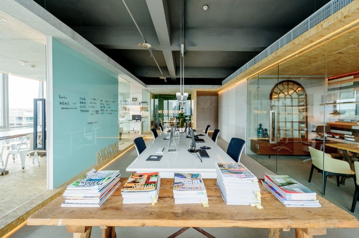 Офис дизайн-студии ARCHETYPE: вид на рабочие столы со стороны окна