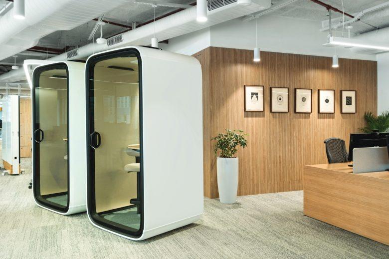 Офис с капсулами для приватных звонков A Workplace in Perpetual Beta