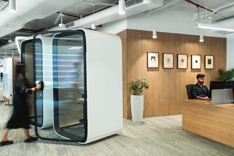 Офис с капсулой для приватных звонков A Workplace in Perpetual Beta