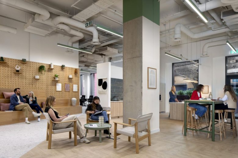 Офисная зона с сидячими местами и растениями Storybox