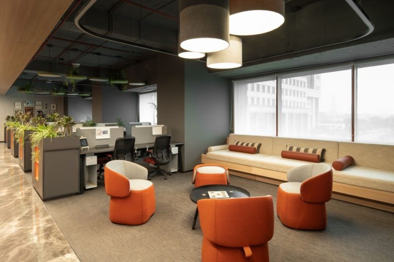 Офисное пространство с лаунж-зоной и рабочими местами Confidential Client Offices