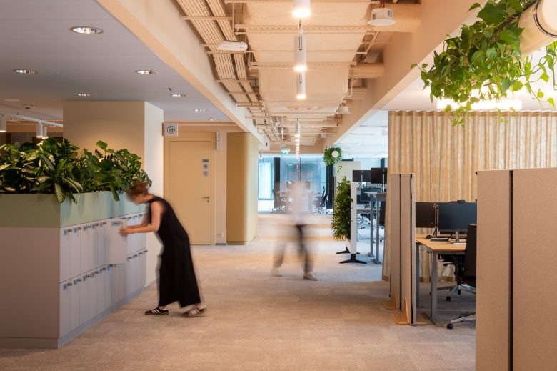 Офисное пространство с локерами и рабочими местами Ørsted office