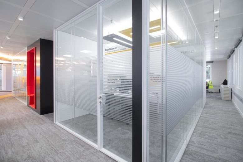 Офисные кабинеты с прозрачными перегородками Caterpillar Offices
