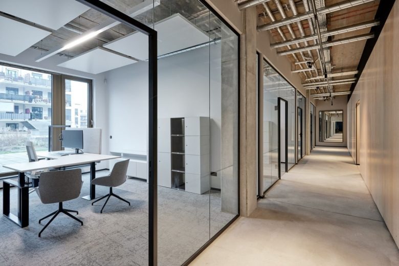 Офисный кабинет со стеклянными перегородками Creditreform Offices