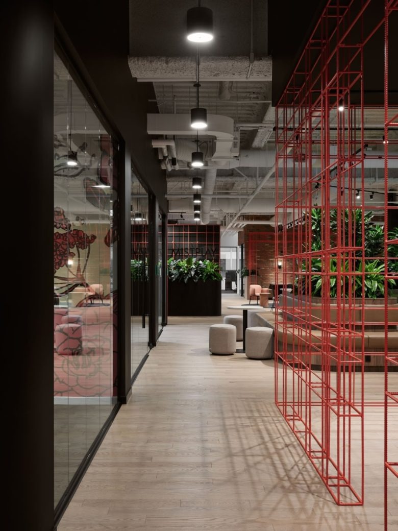 Офисный коридор с красной металлической конструкцией Mistplay Offices