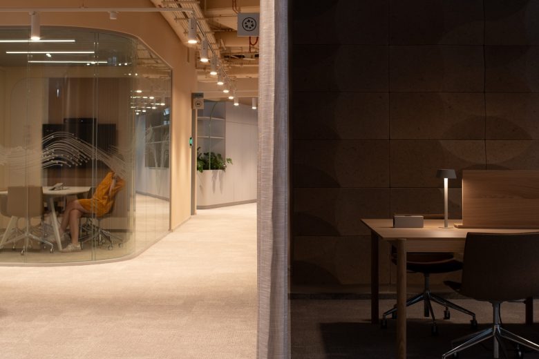 Офисный коридор с переговорной и рабочим местом Ørsted office